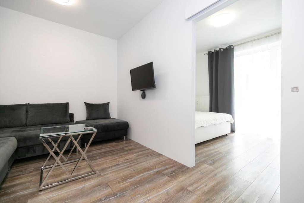 Alure Residences 1 & 24H Self Check-In, Free Parking In Front Of The Apartment Building, New Building, Terrace, Cafe With Breakfast In The Apartment Building, Next To The Aqua Park Банська Бистриця Екстер'єр фото