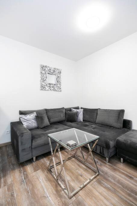 Alure Residences 1 & 24H Self Check-In, Free Parking In Front Of The Apartment Building, New Building, Terrace, Cafe With Breakfast In The Apartment Building, Next To The Aqua Park Банська Бистриця Екстер'єр фото