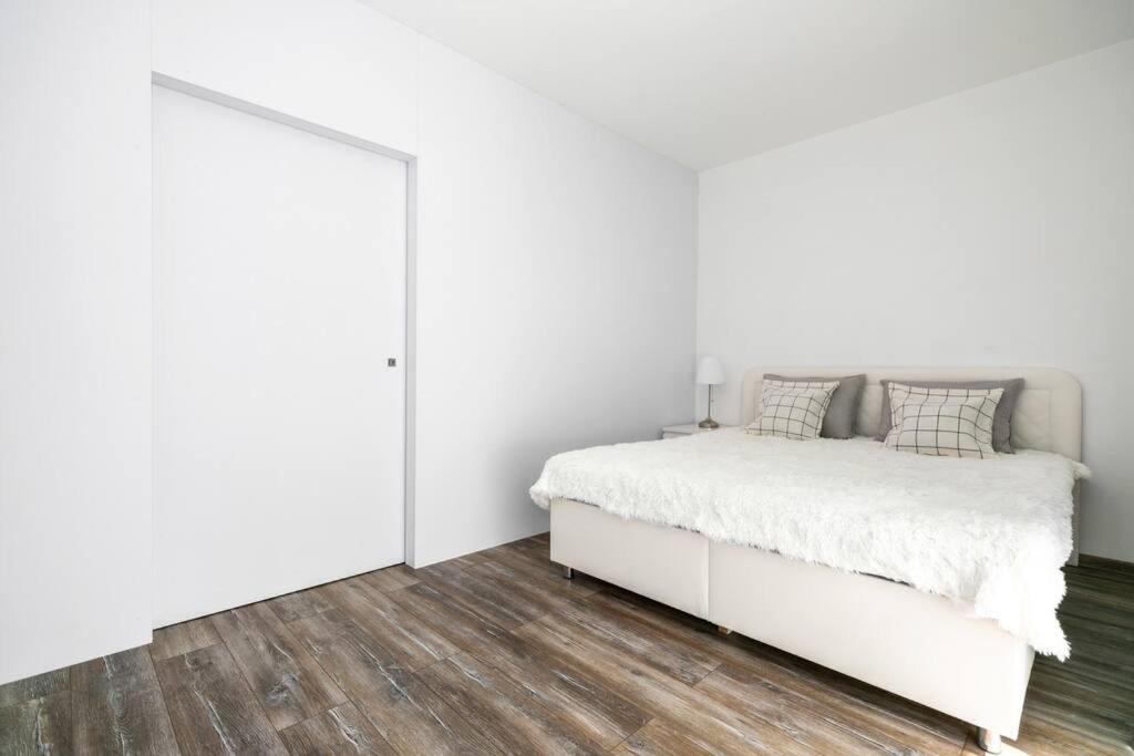 Alure Residences 1 & 24H Self Check-In, Free Parking In Front Of The Apartment Building, New Building, Terrace, Cafe With Breakfast In The Apartment Building, Next To The Aqua Park Банська Бистриця Екстер'єр фото