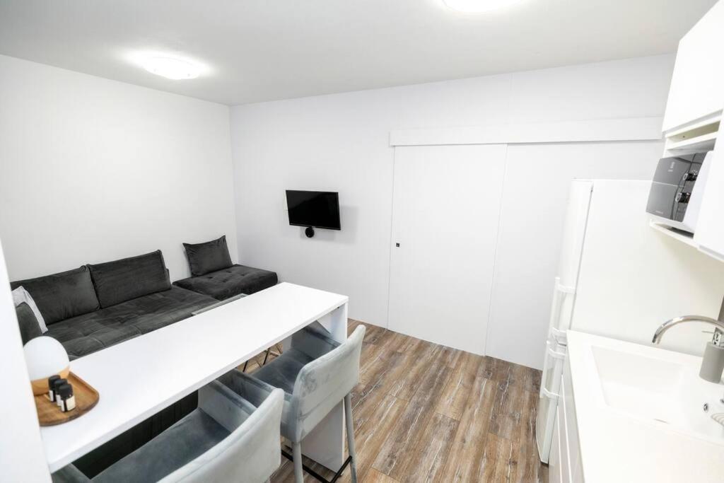 Alure Residences 1 & 24H Self Check-In, Free Parking In Front Of The Apartment Building, New Building, Terrace, Cafe With Breakfast In The Apartment Building, Next To The Aqua Park Банська Бистриця Екстер'єр фото