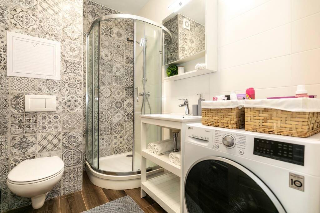 Alure Residences 1 & 24H Self Check-In, Free Parking In Front Of The Apartment Building, New Building, Terrace, Cafe With Breakfast In The Apartment Building, Next To The Aqua Park Банська Бистриця Екстер'єр фото