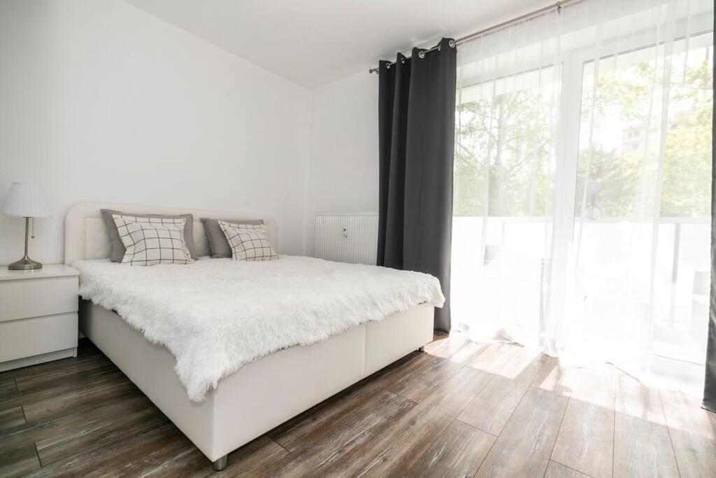 Alure Residences 1 & 24H Self Check-In, Free Parking In Front Of The Apartment Building, New Building, Terrace, Cafe With Breakfast In The Apartment Building, Next To The Aqua Park Банська Бистриця Екстер'єр фото