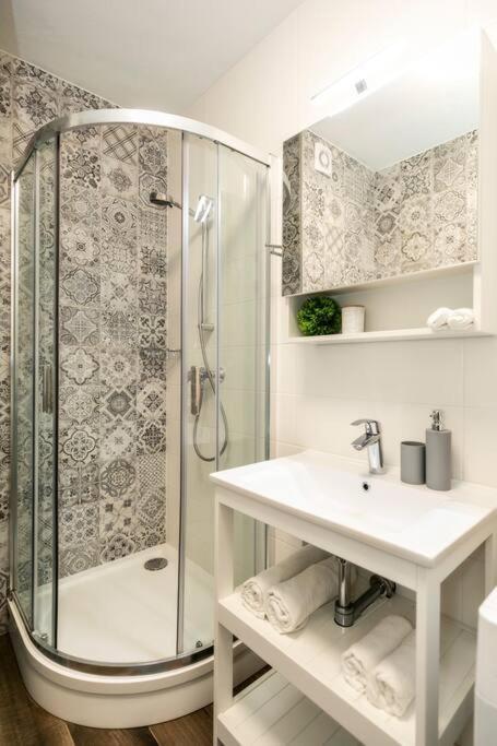 Alure Residences 1 & 24H Self Check-In, Free Parking In Front Of The Apartment Building, New Building, Terrace, Cafe With Breakfast In The Apartment Building, Next To The Aqua Park Банська Бистриця Екстер'єр фото