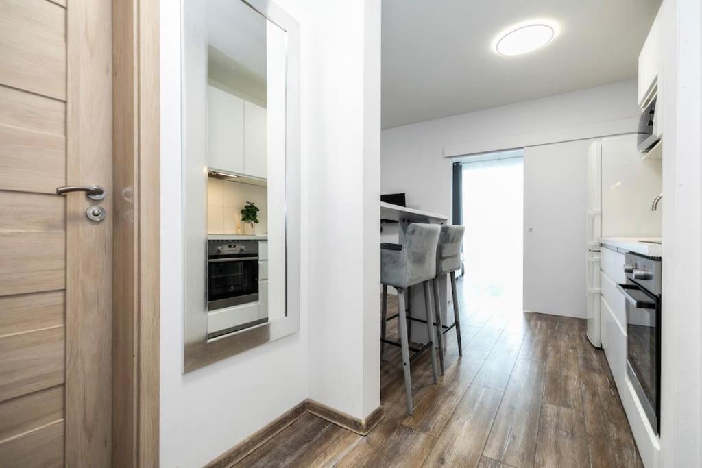 Alure Residences 1 & 24H Self Check-In, Free Parking In Front Of The Apartment Building, New Building, Terrace, Cafe With Breakfast In The Apartment Building, Next To The Aqua Park Банська Бистриця Екстер'єр фото
