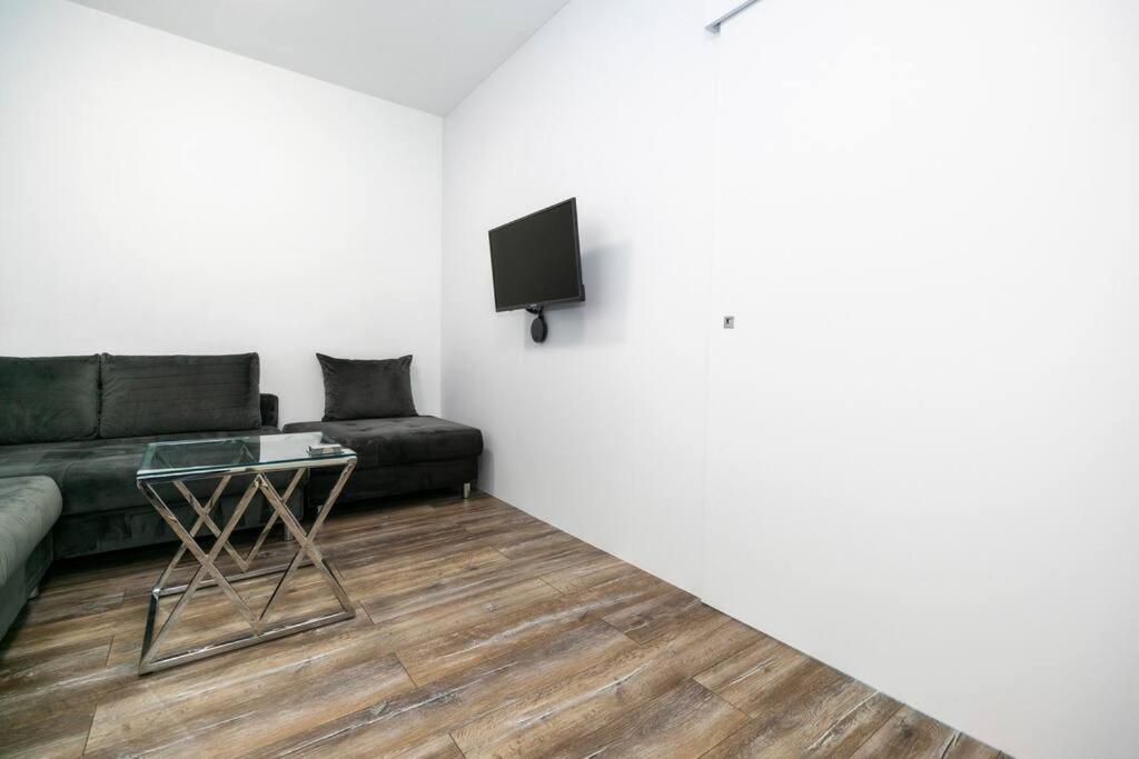 Alure Residences 1 & 24H Self Check-In, Free Parking In Front Of The Apartment Building, New Building, Terrace, Cafe With Breakfast In The Apartment Building, Next To The Aqua Park Банська Бистриця Екстер'єр фото